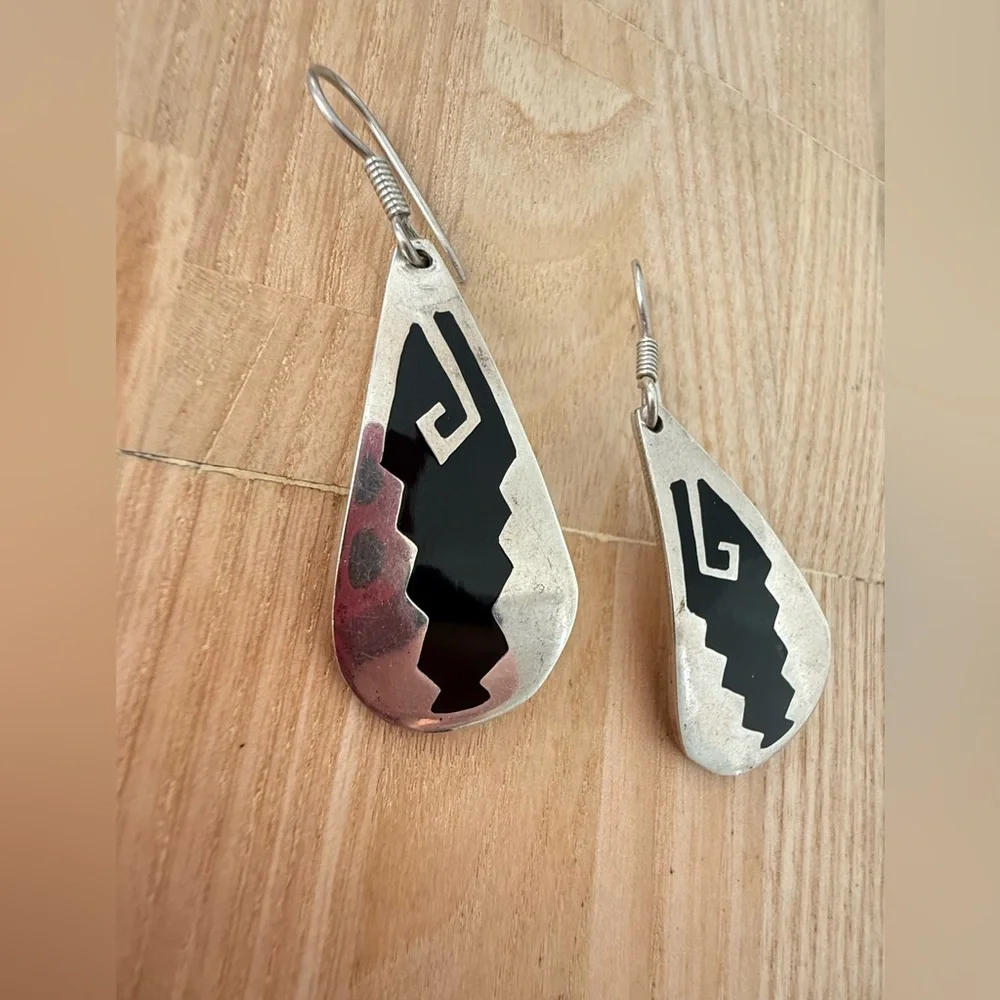 Vintage southwestern style 925 Sterling silver and black inlay teardrop earrings